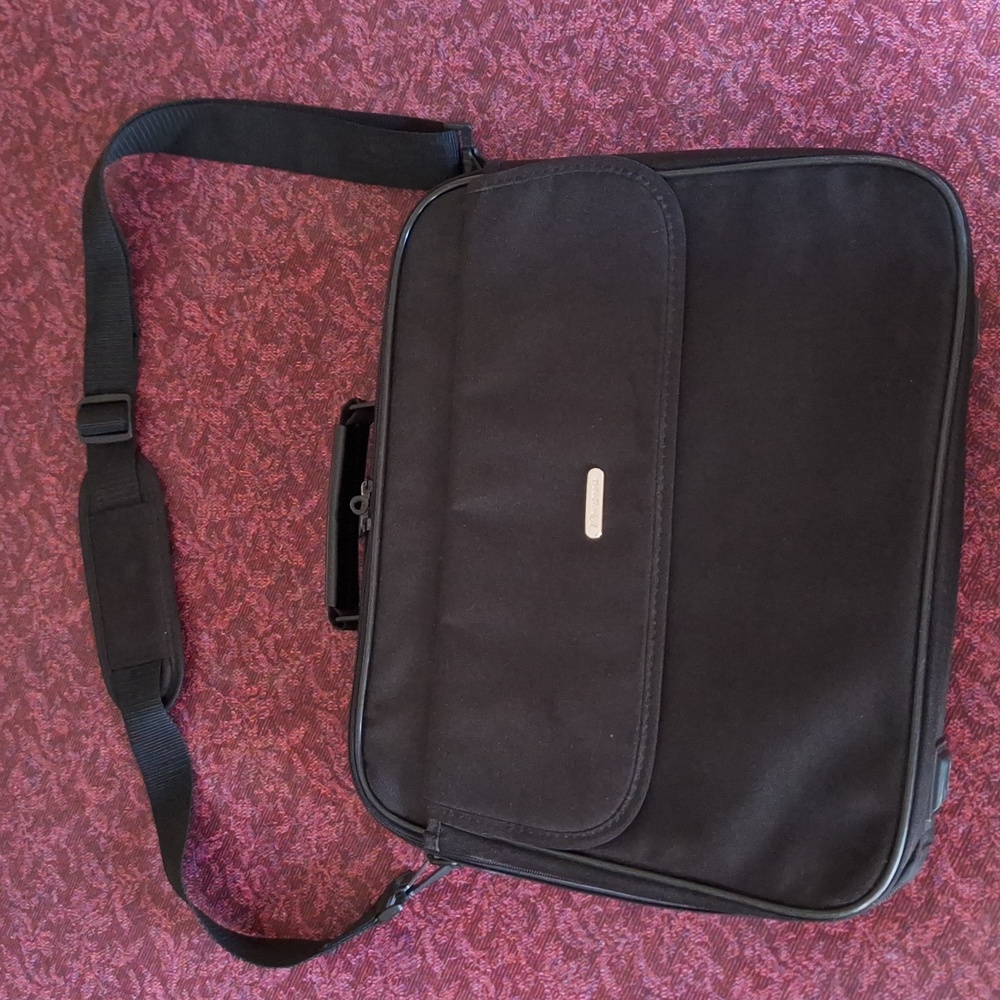 Tarsus laptop bag.